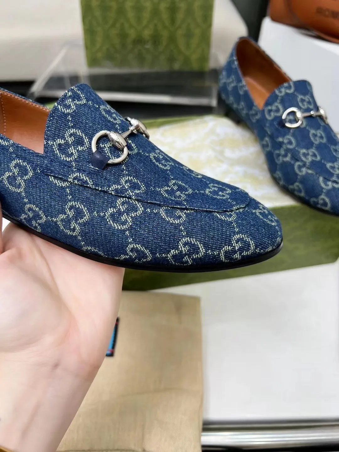 👟👟Ex-factory price 400👟👟 Genuine leather sole +50 Men +20 GUCCI's latest fabric, double G side, electric embroidered large double G, chasing fashion, special matching, worth owning, super comfortable on the feet, generous and decent. Heel height 2Cm. Multiple colors to choose from: sizes 35-42, the picture above is a big seller. Male 38-46
